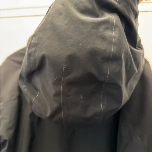 Patagonia Black Performance Jacket with Hood and Lightweight Design - Picture 13 of 13